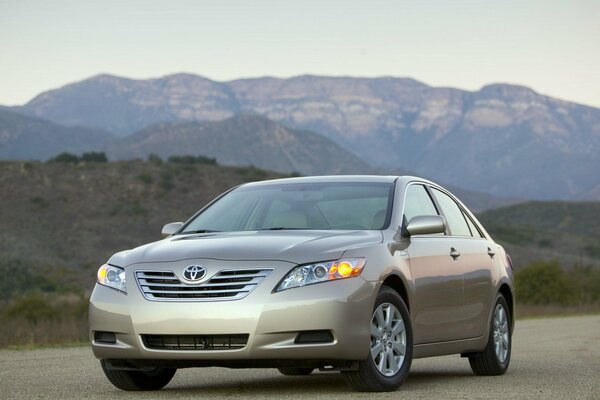 Toyota camry híbrido con cuidado del medio ambiente