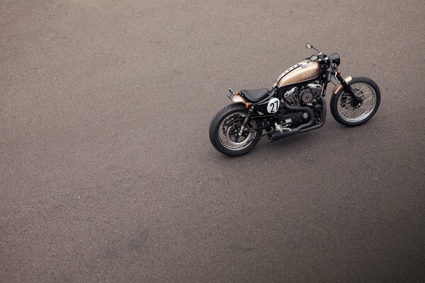 Motocicleta Harley en un camino vacío