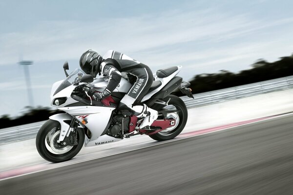 Tapety motocykl rower Yamaha Racer z prędkością