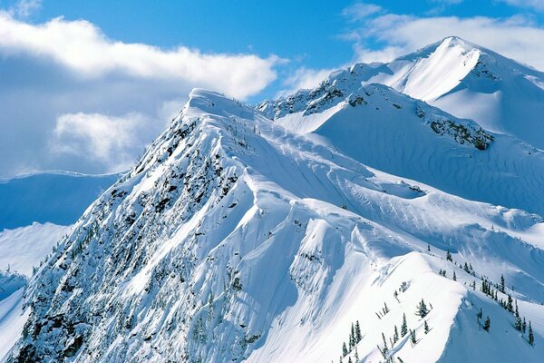 Paesaggio di rocce innevate in montagna