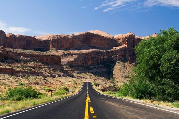 La route qui repose sur les montagnes