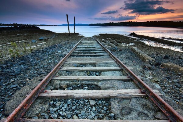 Chemin de fer abandonné près du lac