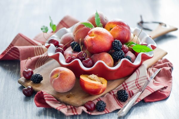 Imagen de la fruta en un plato rojo