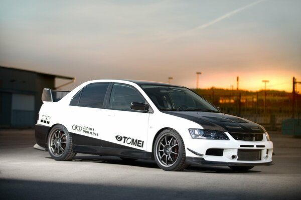 Voiture de sport blanche Mitsubishi