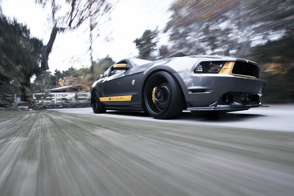 Muscle car Mustang se précipite à la vitesse