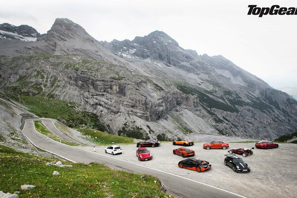 Beau paysage avec des voitures de course