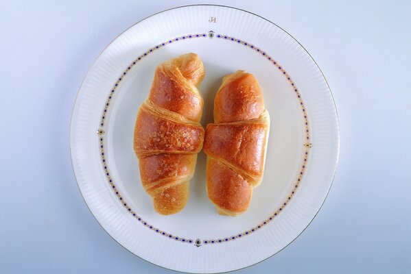 Croissants en un plato blanco. Imagen de fondo