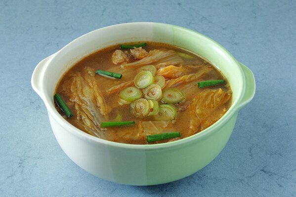 Belle soupe à l oignon dans une assiette inhabituelle