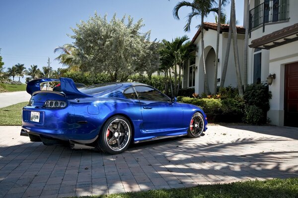 Toyota supra azul tuneado en casa