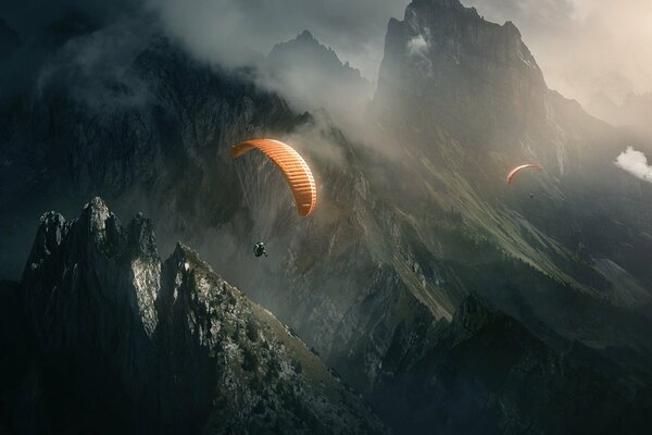 Parachutist s flight in the mountains