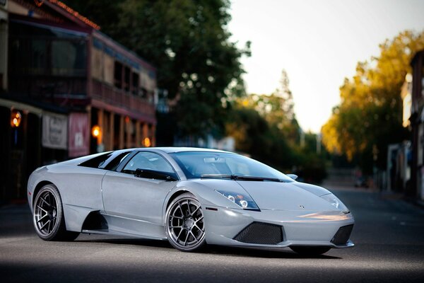 Lamborghini sportif blanc au milieu de la ville