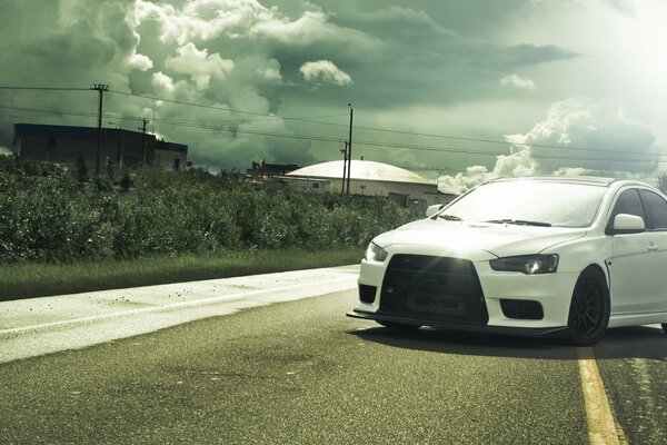 Blanc mitsubishi evo10. Bonne machine