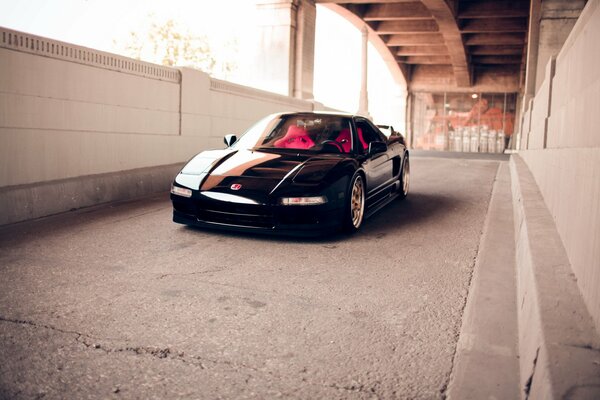 Honda nsx en la carretera en una gran ciudad