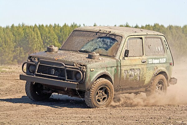 SUV Niva kontynuuje jazdę pomimo brudu