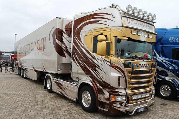 Scania-getunter LKW mit goldener Kabine