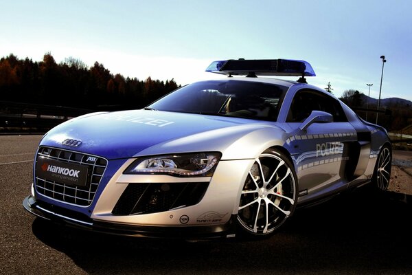 Concept car per la polizia basata su audi r8