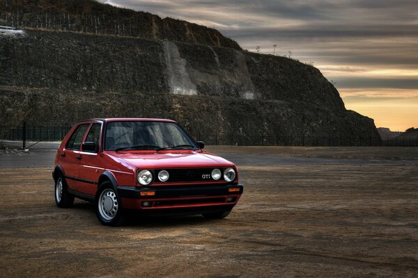 Voiture rouge sur beau fond