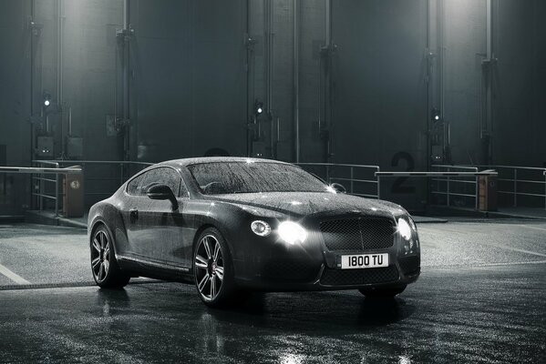 Noche. Lluvia. Y ella.. Bentley continental