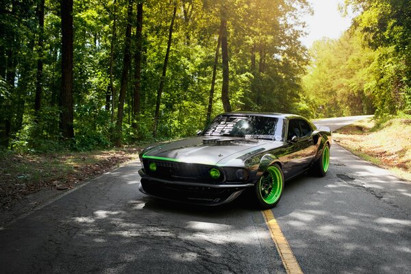 Negro y verde Ford Mustang, RTR-x en el bosque en la carretera