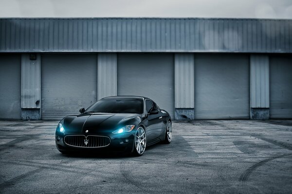 Maserati negro. Fondo gris. Llantas de aleación