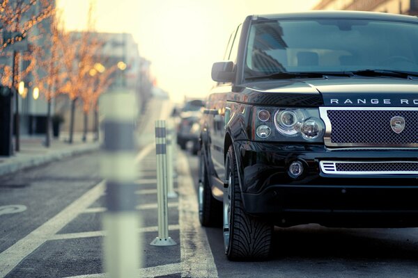 Black Range Rover auf dem Parkplatz