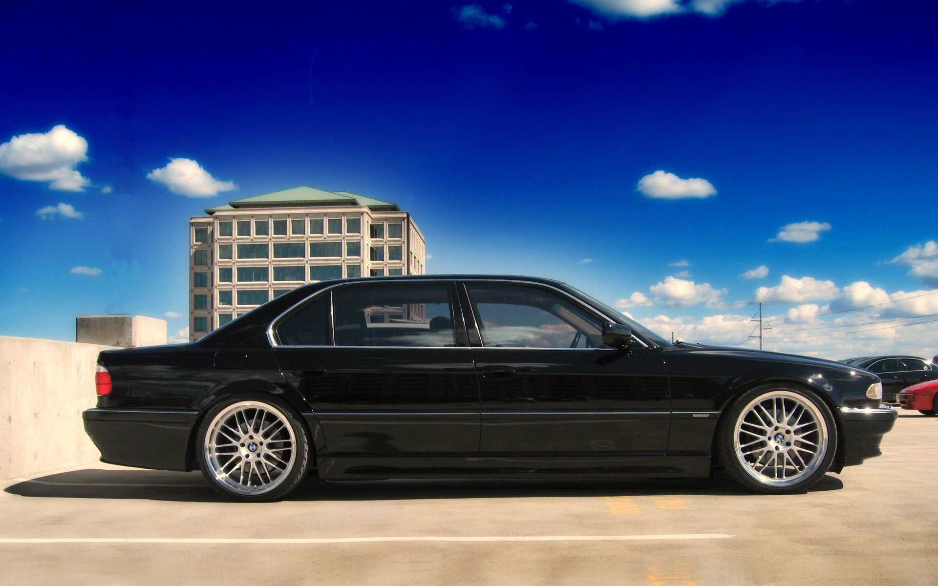 bmw bmw e38 sept photo de voiture ciel bleu nuages béton parking