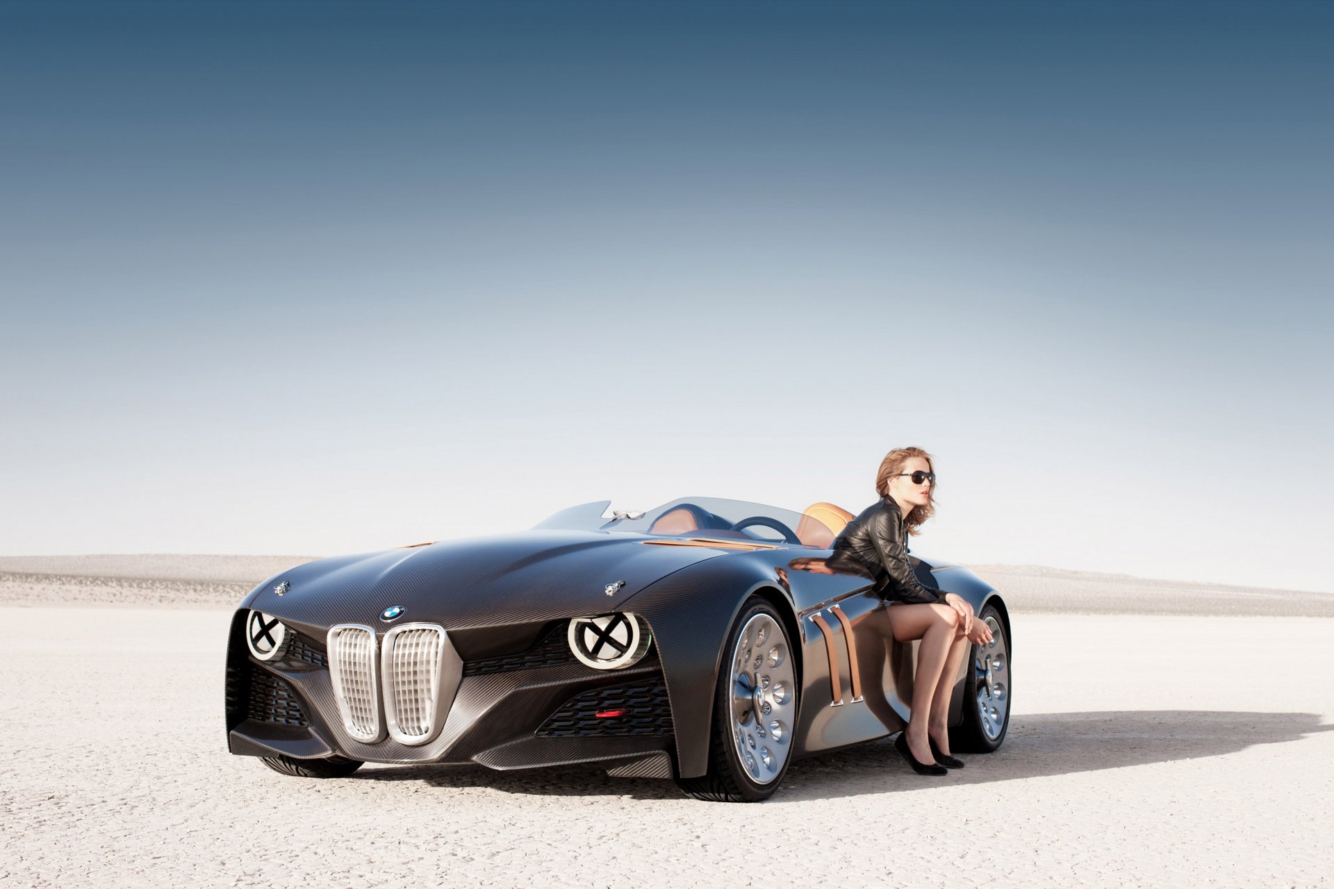 fond plaine sables bmw cabriolet jantes voiture de sport corps fibre de carbone carbone bmw 328 hommage concept blonde assis