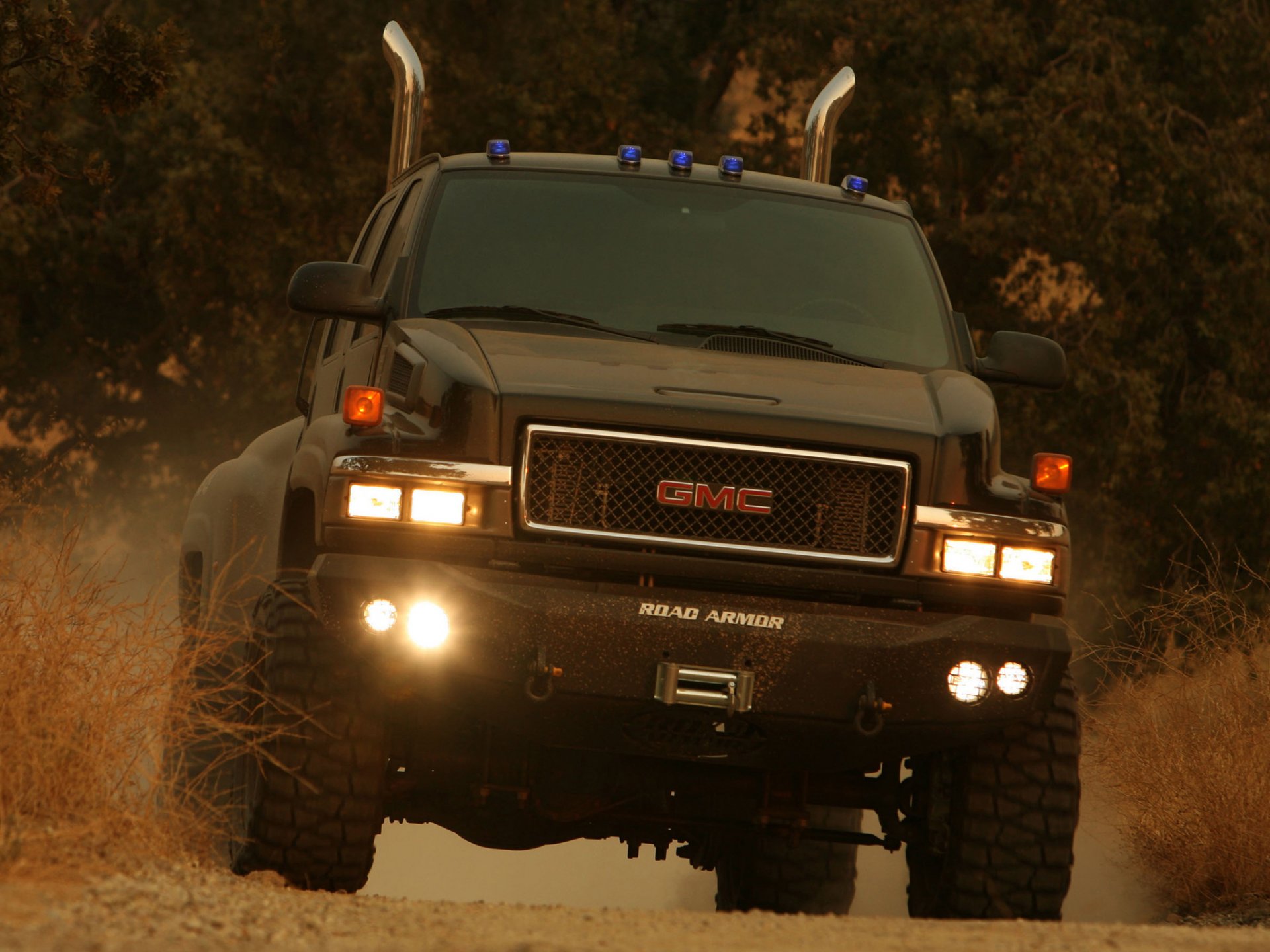 gmc c4500 topkick ironhide ironhide transformator transformatoren pickup riesig rüstungsstraße straße büsche staub