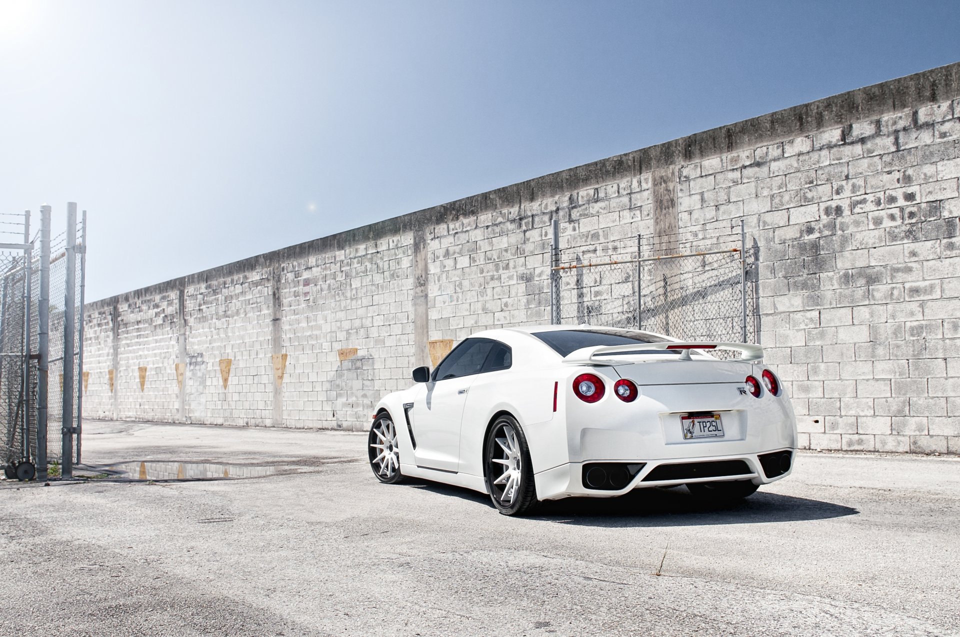 nissan gtr r35 nissan gtr bianco messa a punto parete recinzione rete cielo sole pozzanghera