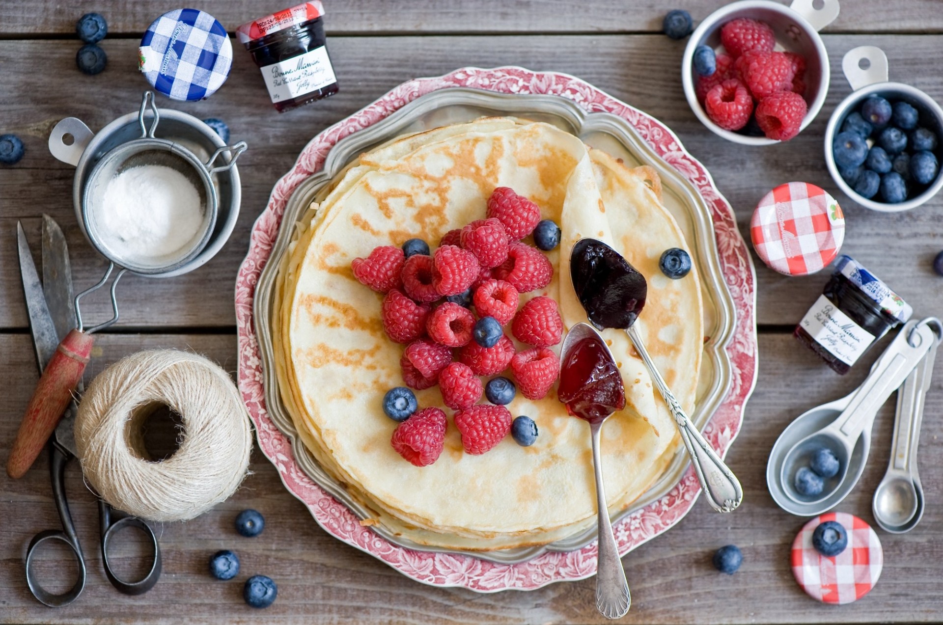 garn himbeeren blaubeeren pfannkuchen bett beeren marmelade schere