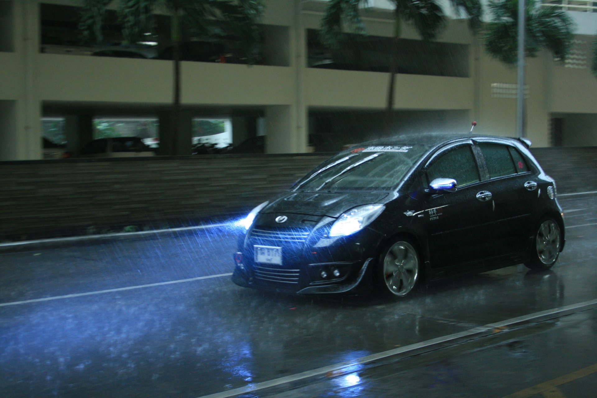 toyota yaris pluie voiture éclaboussures promenades flaques d eau