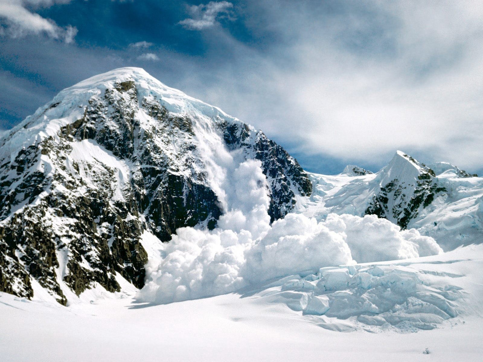 avalancha montaña nieve