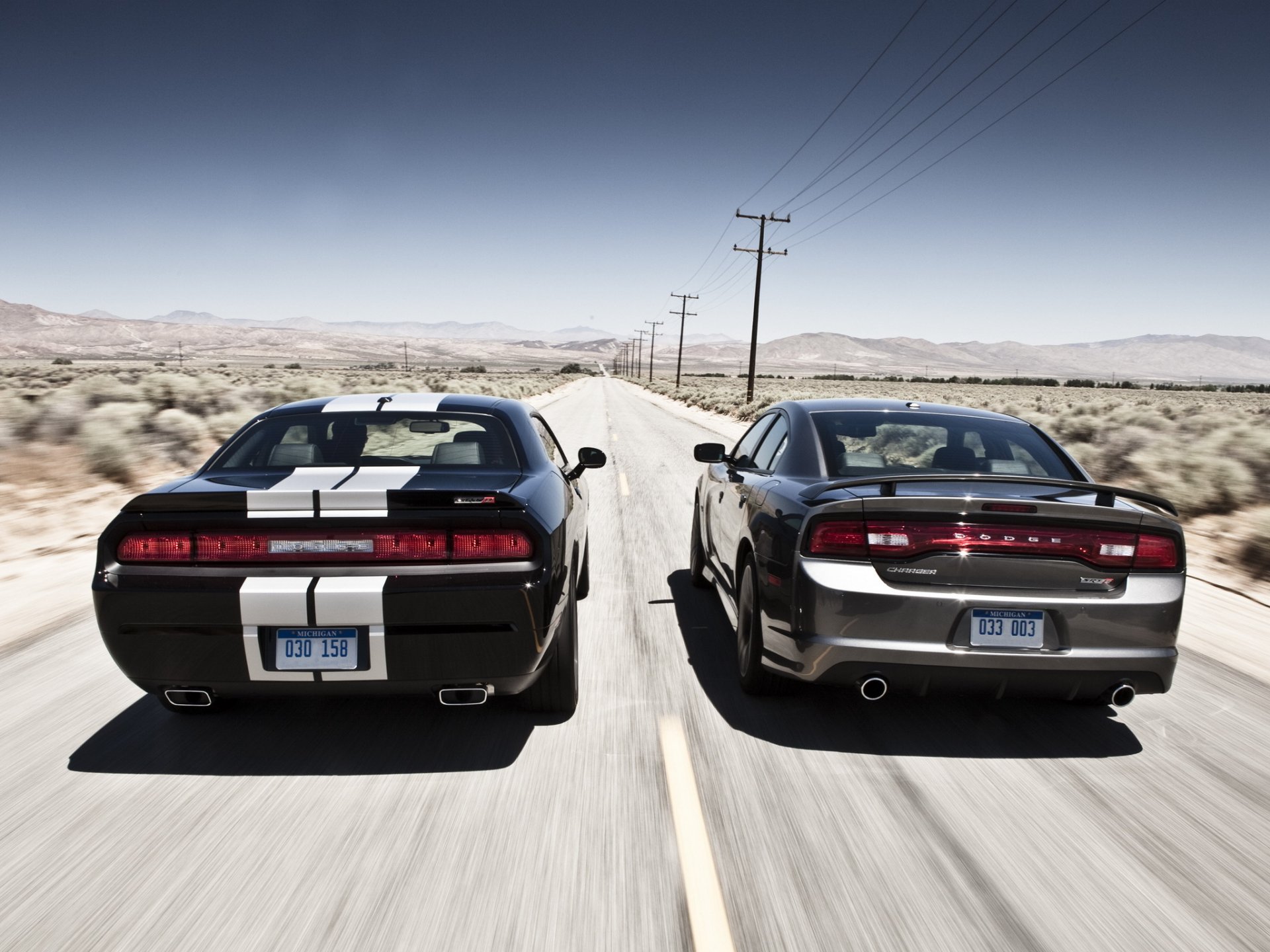 ausweichen challenger srt8 ladegerät dodge challenger charger charger srt8 coupé limousine straße.horizont.berge himmel rückansicht muskelauto