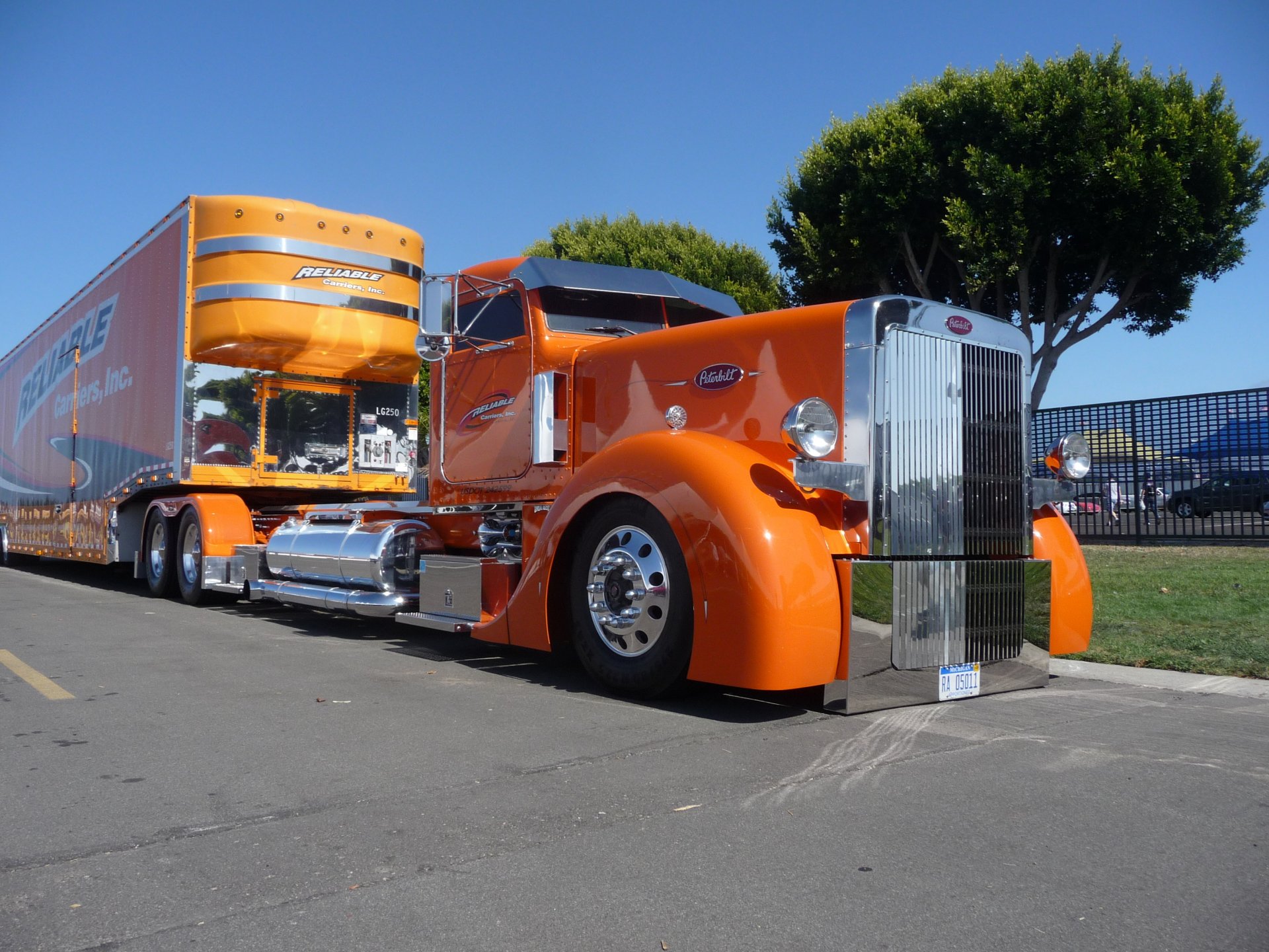 peterbilt camión por encargo confiable big rig naranja cabina