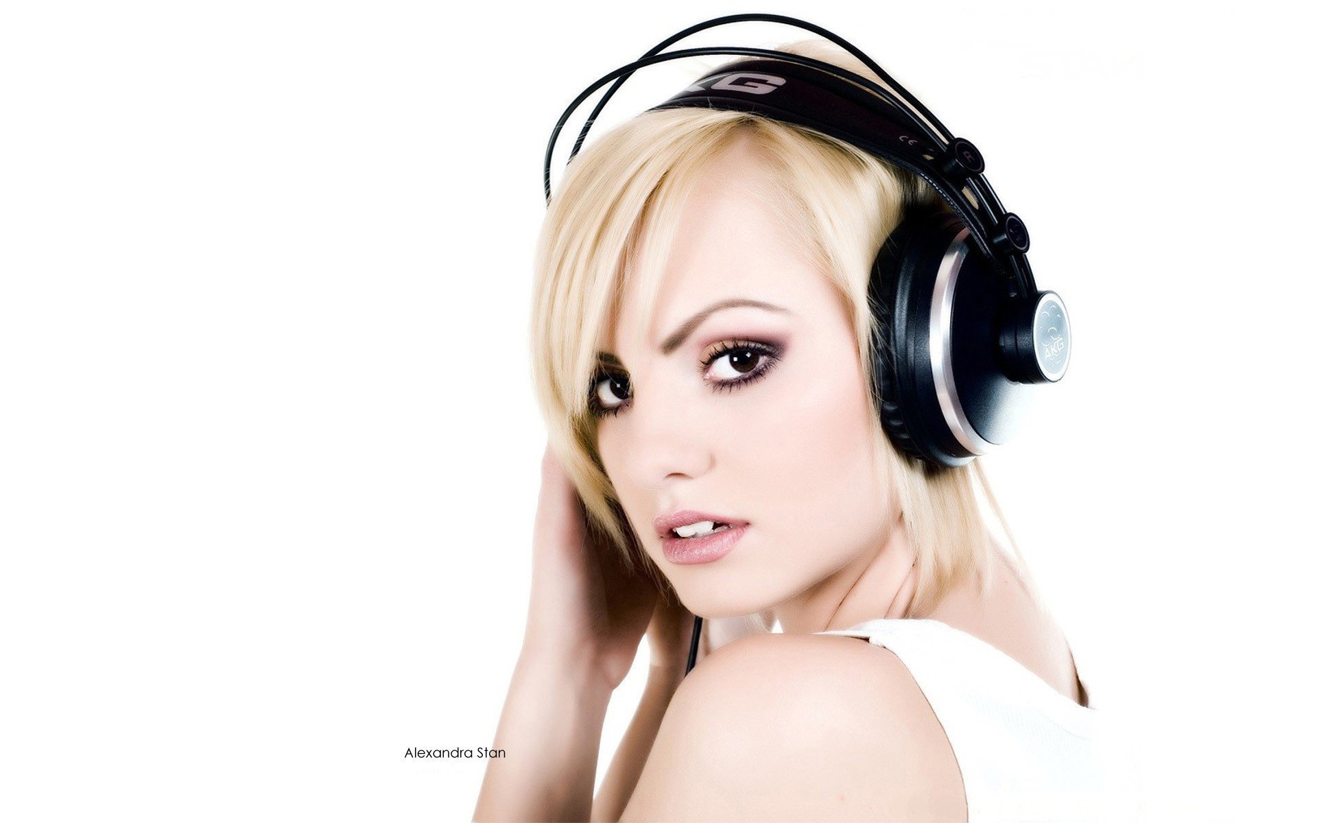 alexandra stan casque visage chanteur