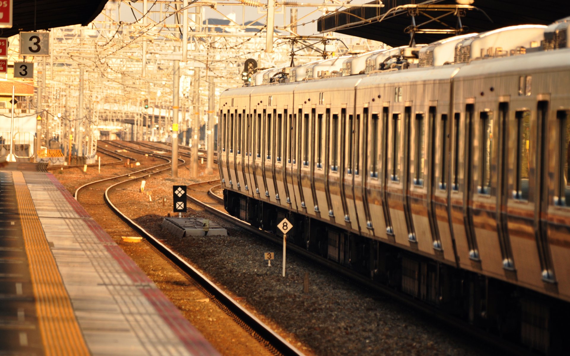 peron treno composizione carro rotaie ferrovia deposito luce