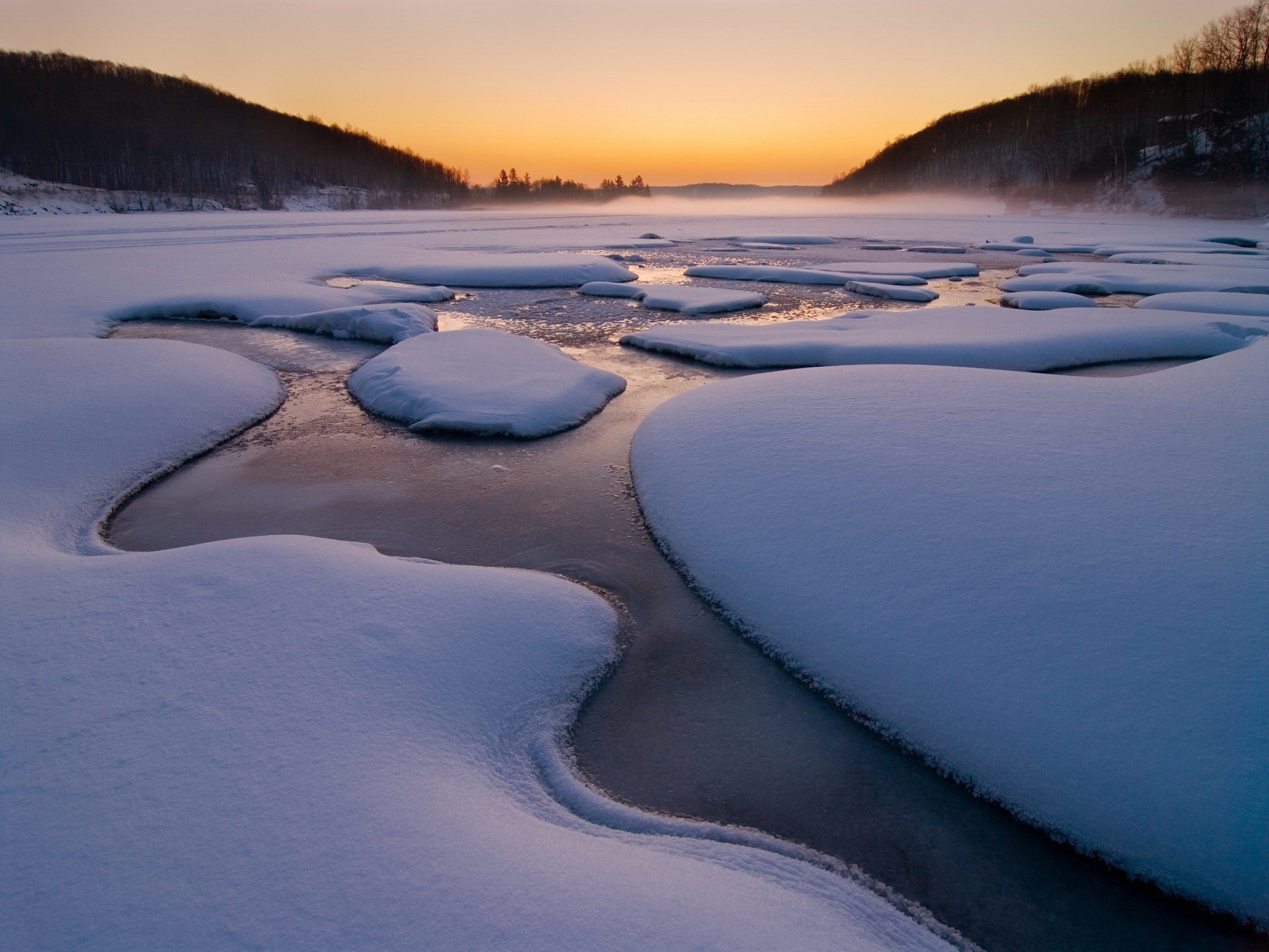 hiver neige brouillard ruisseau