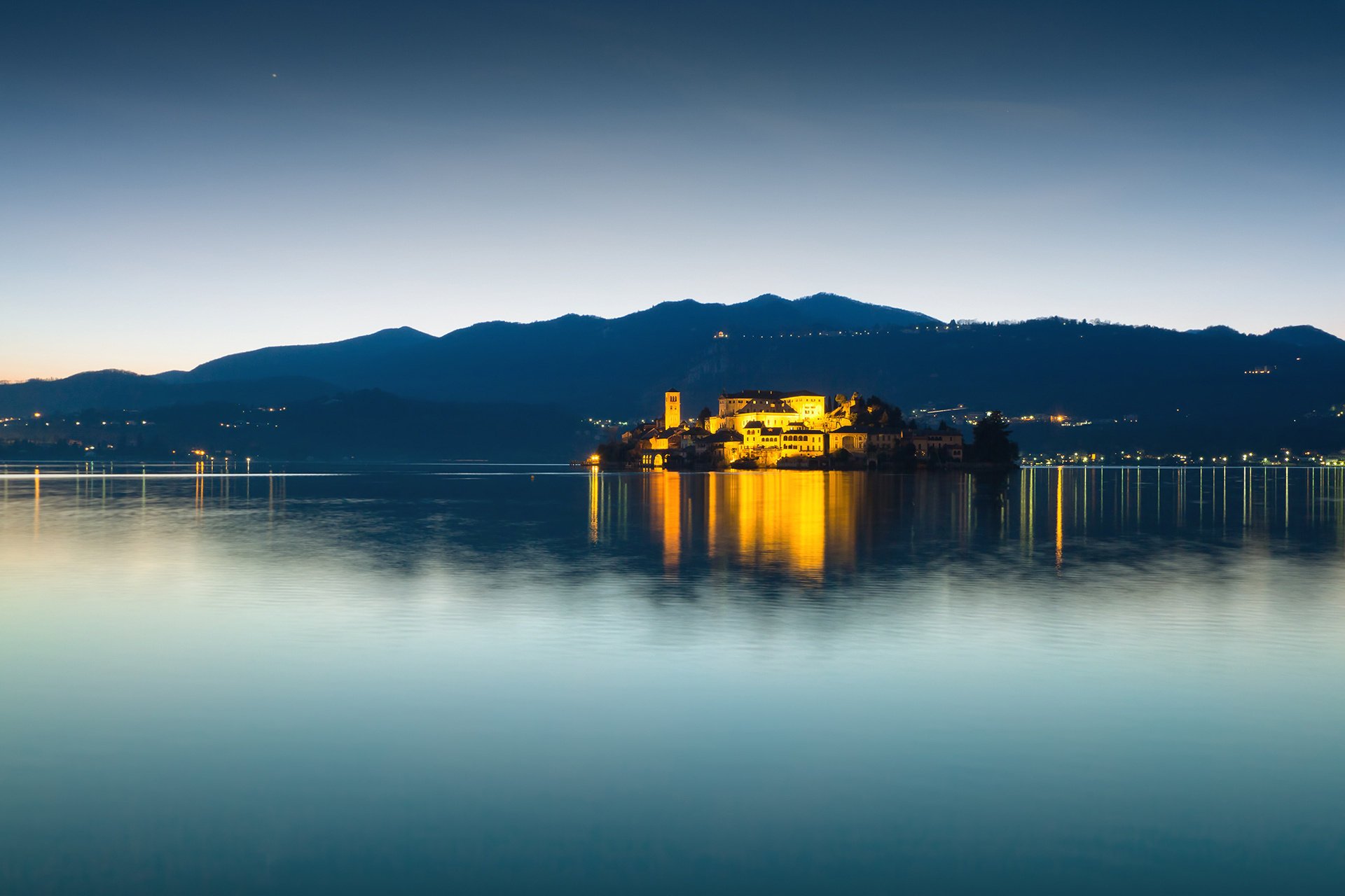 luci lago fiume case cielo sera