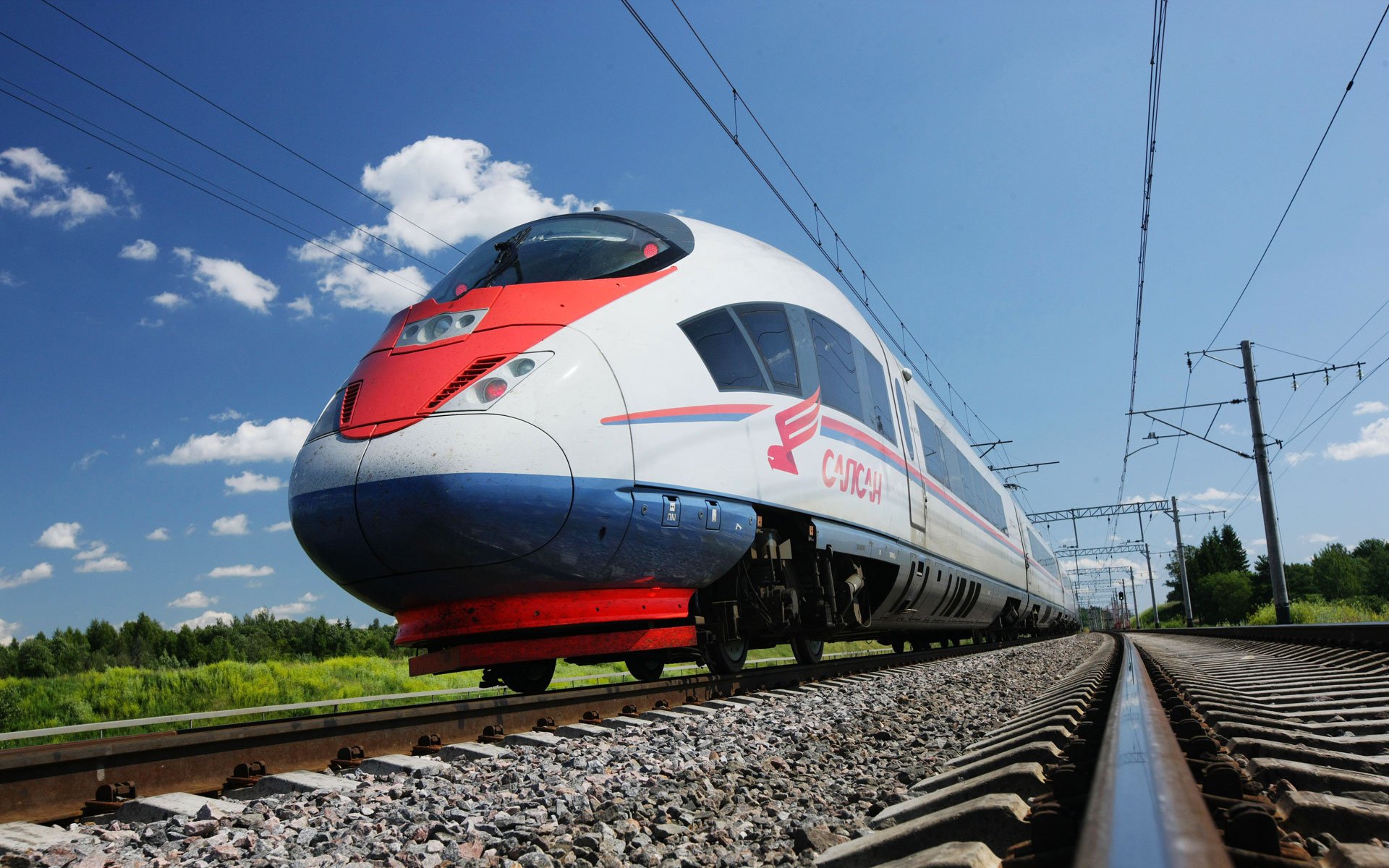 halcón peregrino alta velocidad tren eléctrico rieles tráfico velocidad nubes cielo