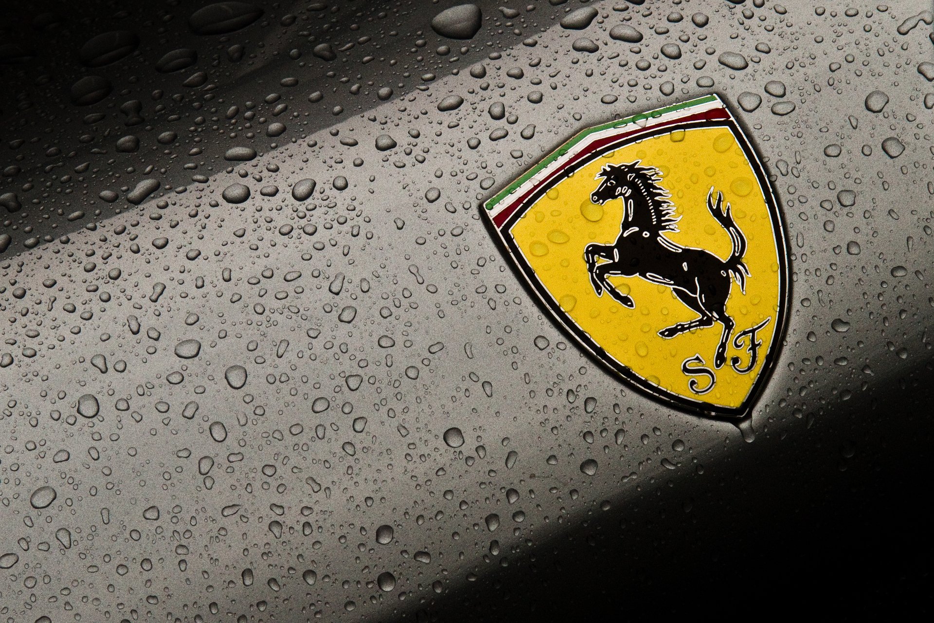 ferrari феррари фон макро герб логотип эмблема капли авто фото тачки авто обои автомобили