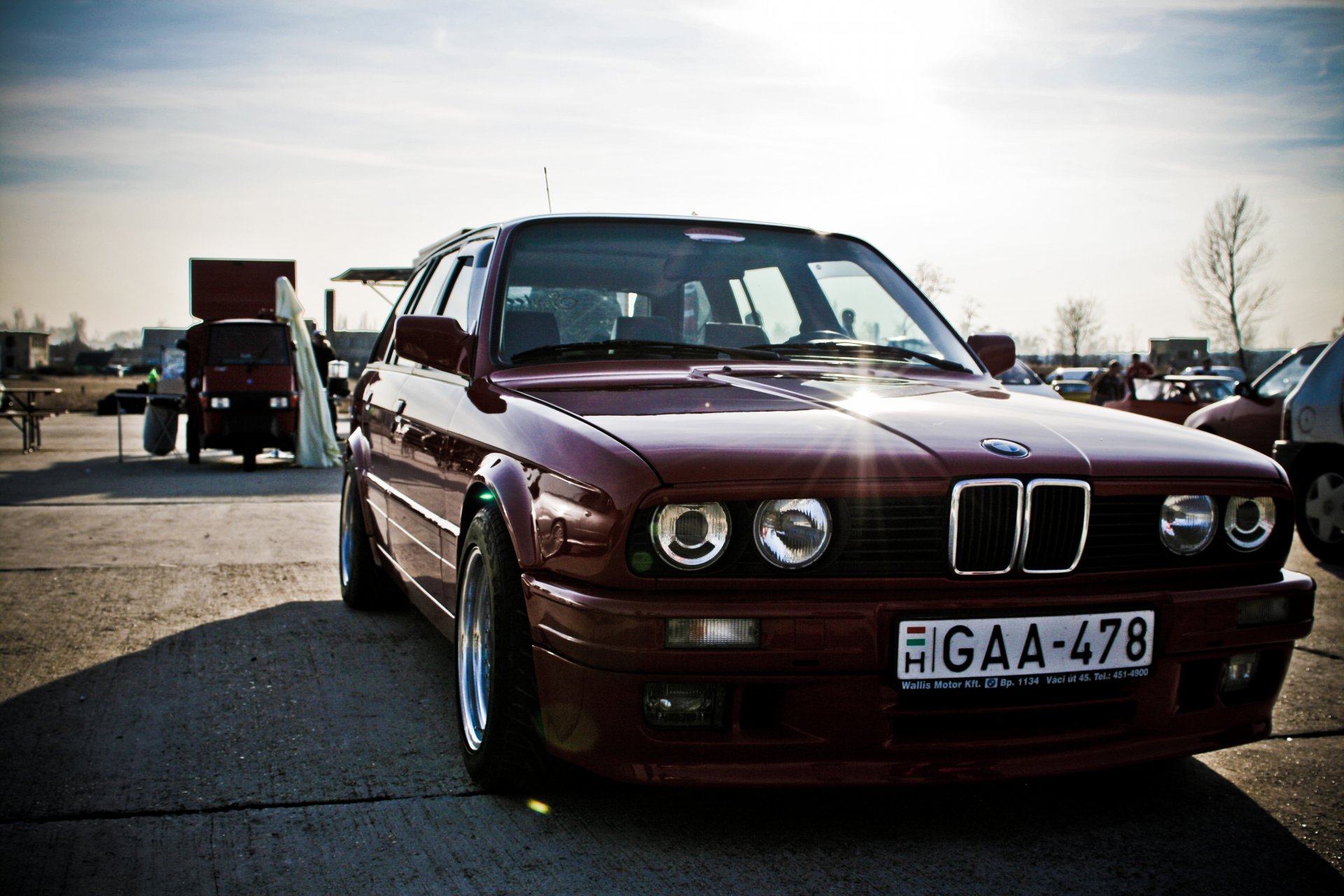 bmw e30 m3 toying alt tuning dunkelrot scheinwerfer böse macht ausstellung auto