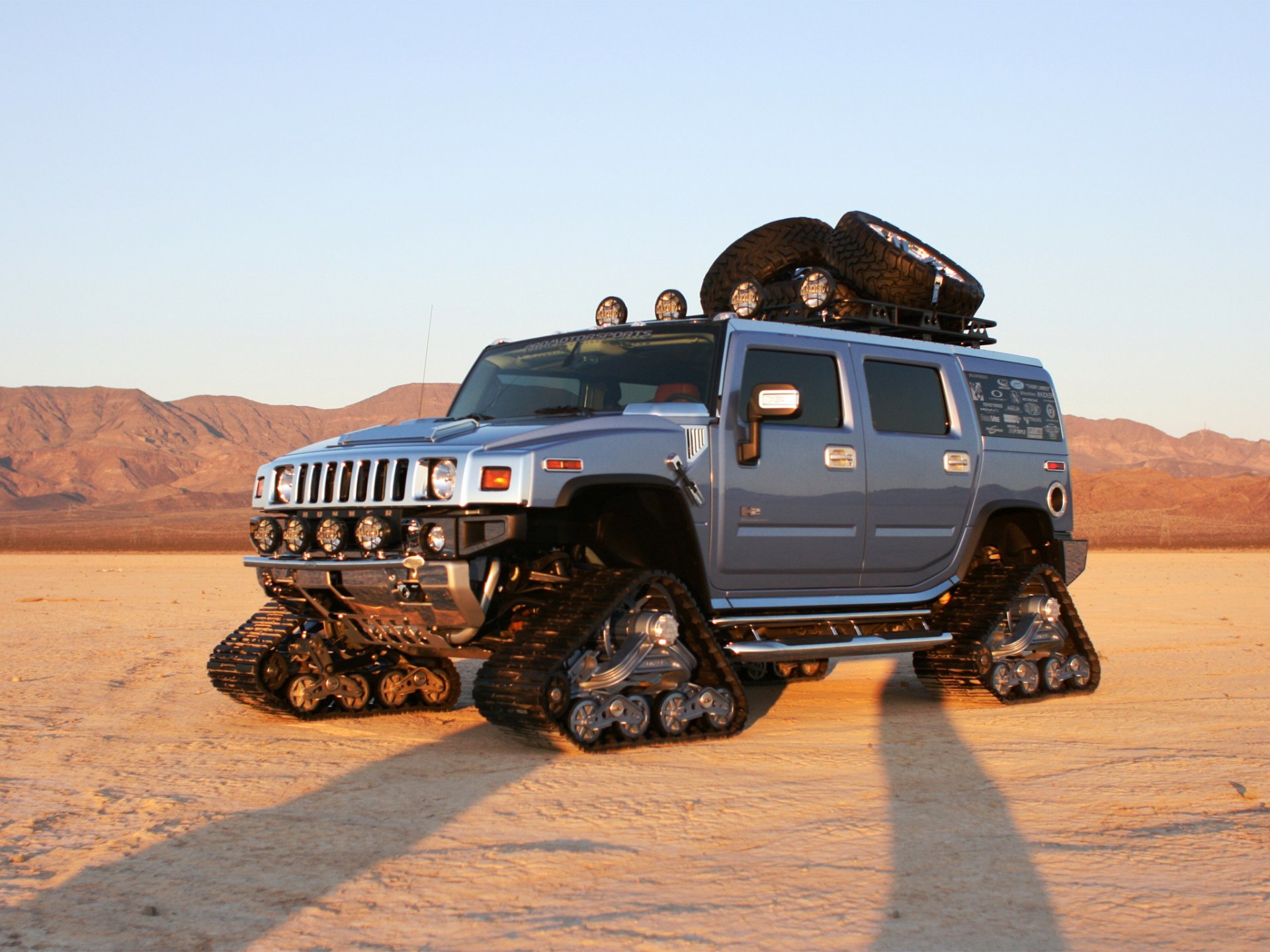 auto hummer pustynia