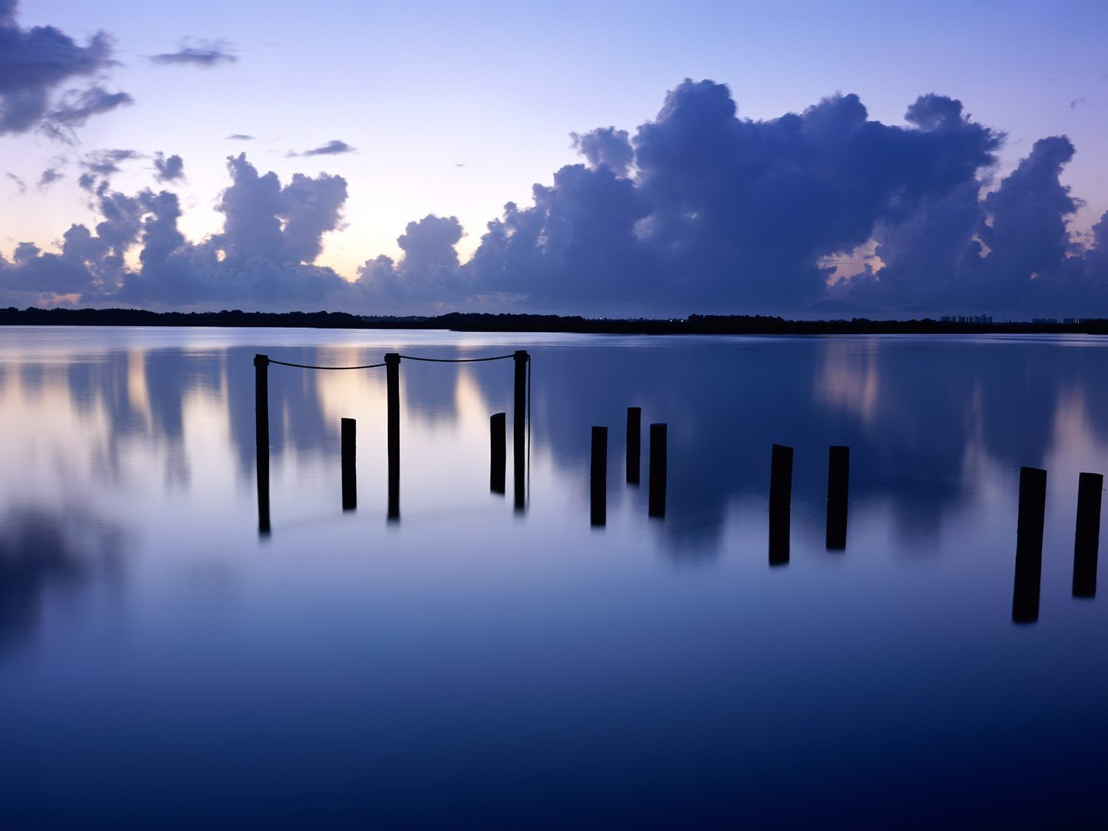 piliers lac nuages