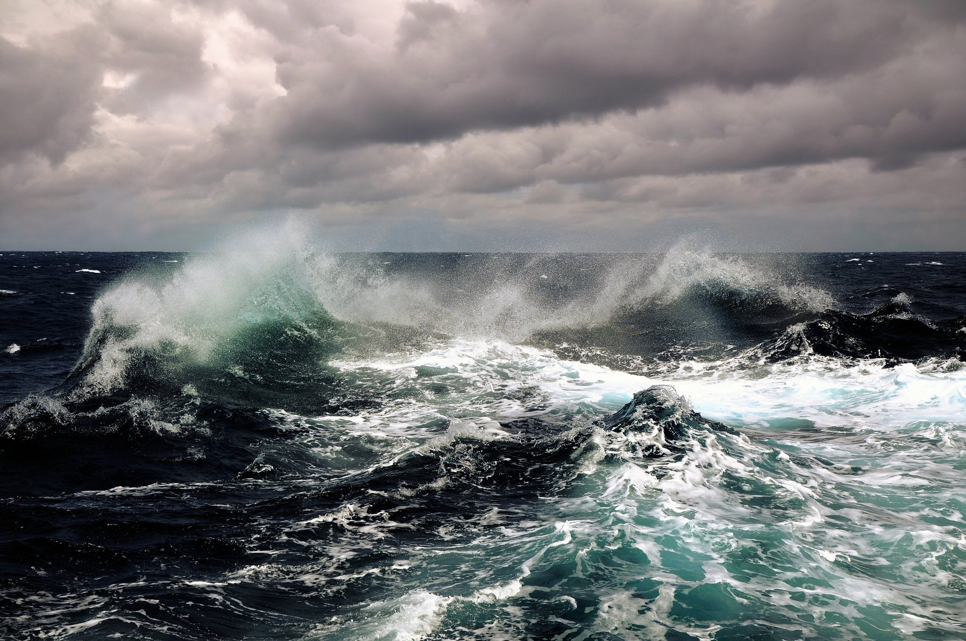 tempesta oceano spruzzo onde schiuma cielo nuvole acqua