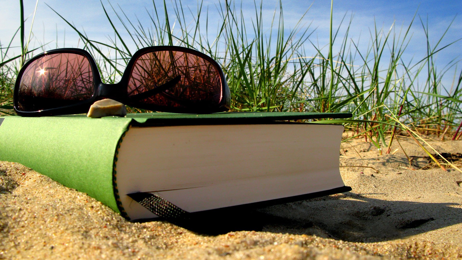 livre signet lunettes loisirs été sable herbe