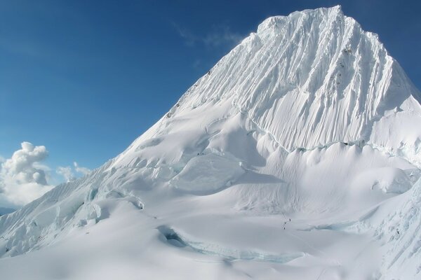 Hoher verschneiter Gletscher mit Pfad