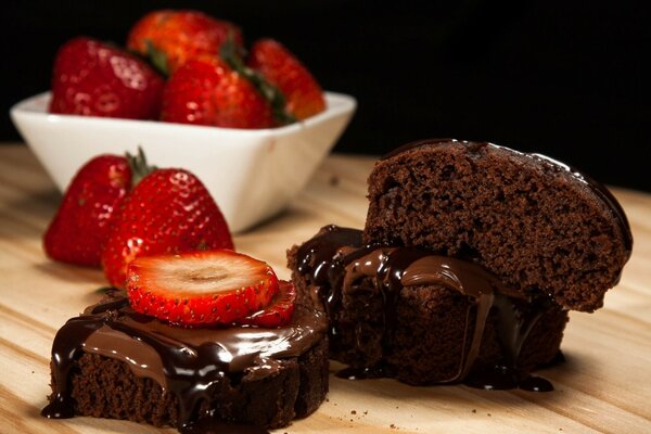 Dessert appétissant. Gâteau au chocolat aux fraises