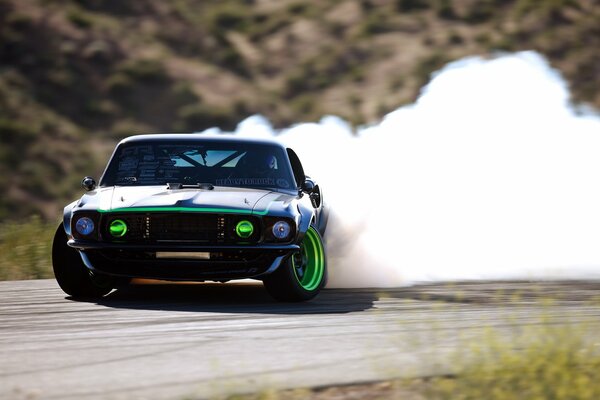 Sport ford mustang. Dérapage sur la route