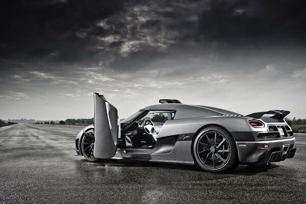 koenigsegg supercar, agera in rainy weather on the road