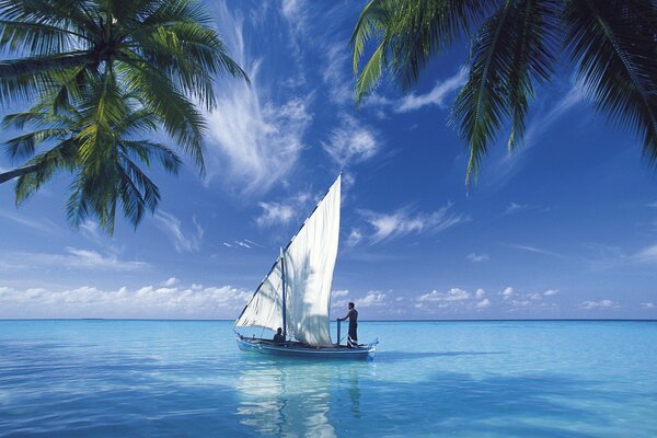 Le yacht navigue sur la mer turquoise